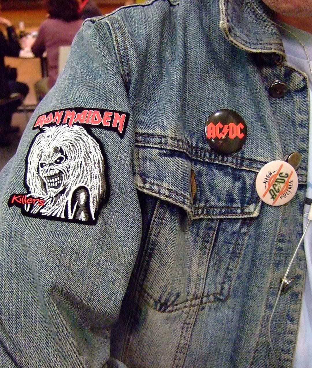 jeansjacja med hårdrocksmärken
