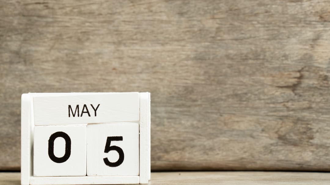 5 maj kalender med träbaksida