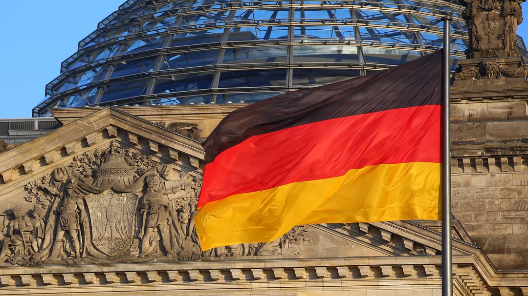 46338177-the-german-flag-in-front-of-the-reichstag-building-in_resize_3648X5472_resize_2701X4426.jpg