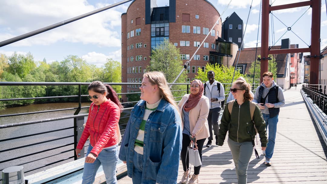 Kompisgäng som går på bron vid Campus Sundsvall.