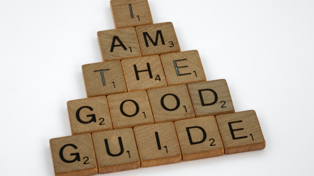 Träklossar i en pyramidform, som säger Iam the good guide