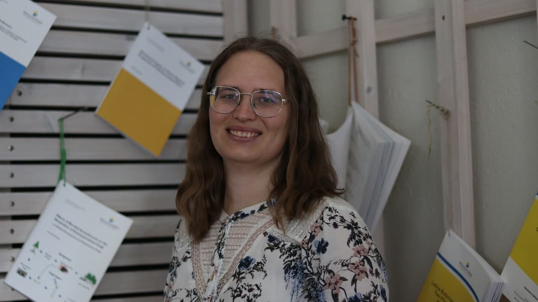 Leende kvinna tittar in i kameran