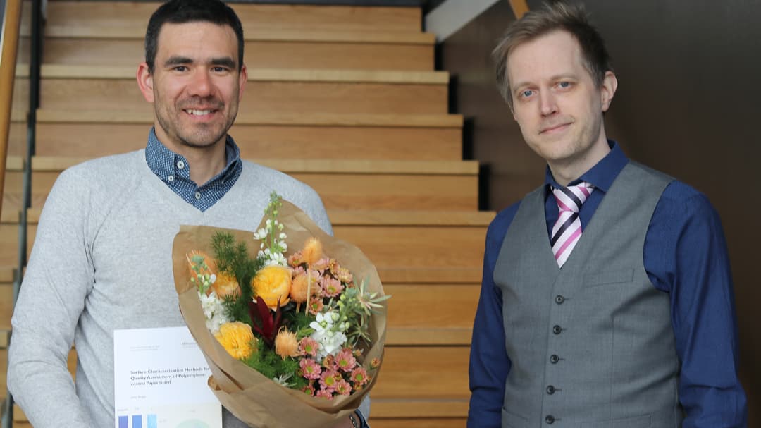 Javier Brugés står bredvid sin handledare Jan Lundgren