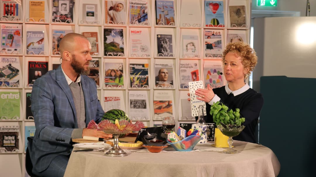 Forskarna Anna-Sara Fagerholm och Henrik Haller sitter vid ett bord