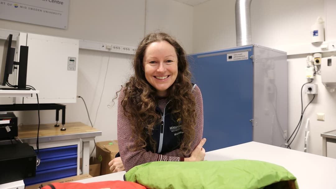 Judith Waller I materialprovningslabbet på Sports Tech Research Centre I Östersund.