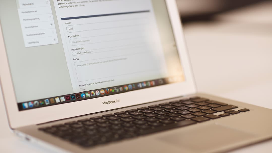 Laptop, formulär på skärm