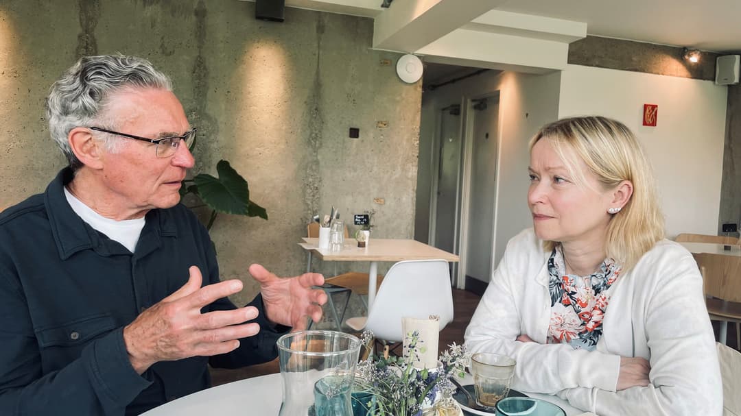 En man och en kvinna sitter och diskuterar vid lunch