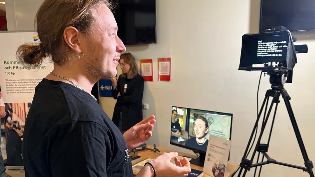Man tittar på en prompter