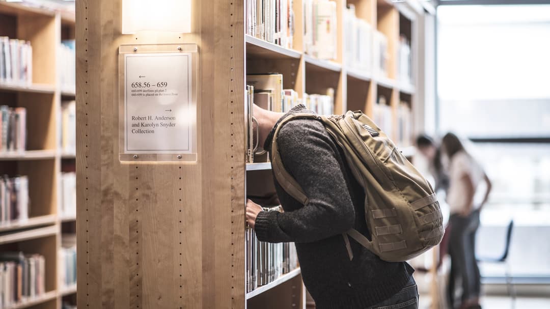Biblioteket Campus Östersund bokhylla