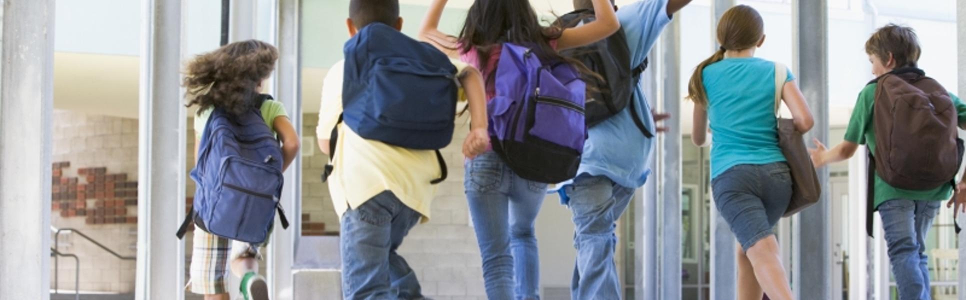 Skola skolbarn i korridor