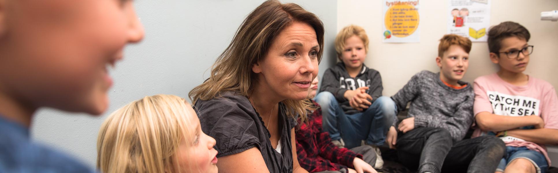 Lärare och barn har samling i skolan