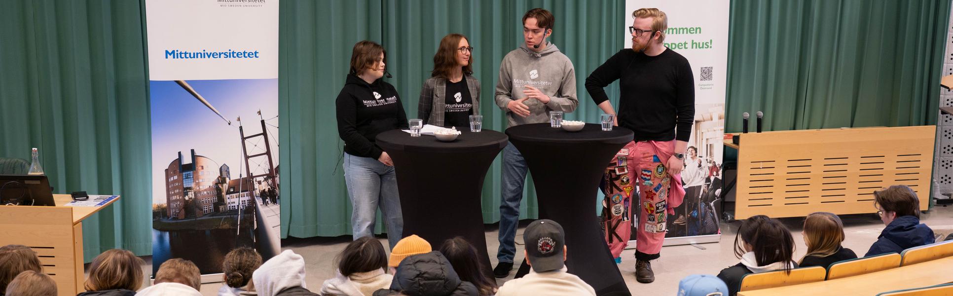 Fyra studentambassadörer i panelsamtal på scenen i Fälldinsalen. 
