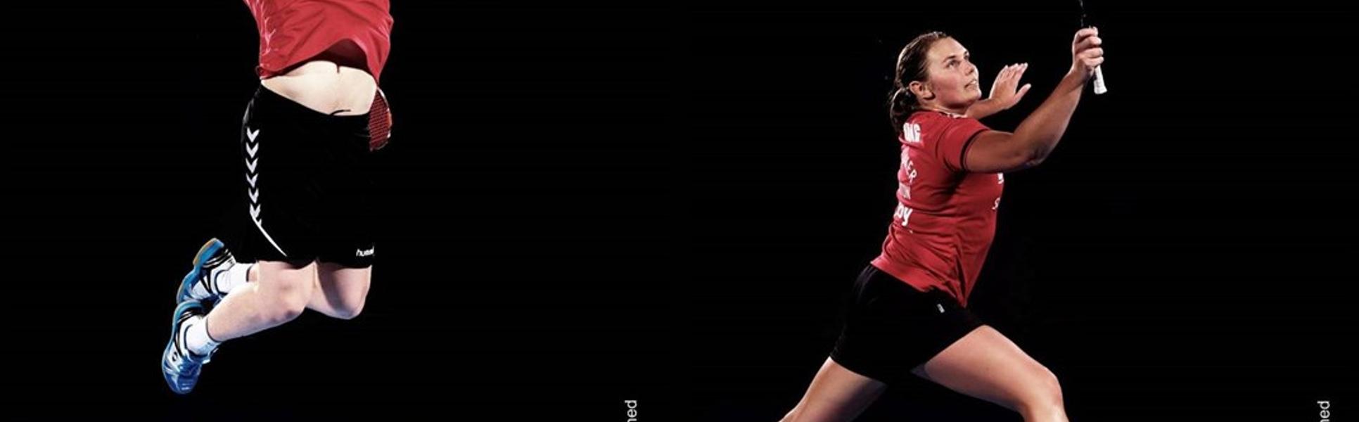 Två personer som spelar badminton i var sin bild.