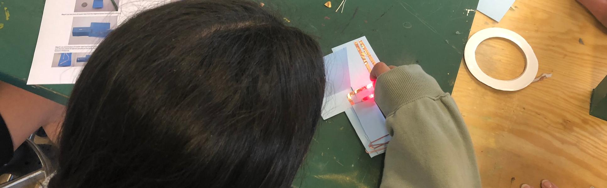 En flicka som tillverkrar en helikopter i Makerspace.