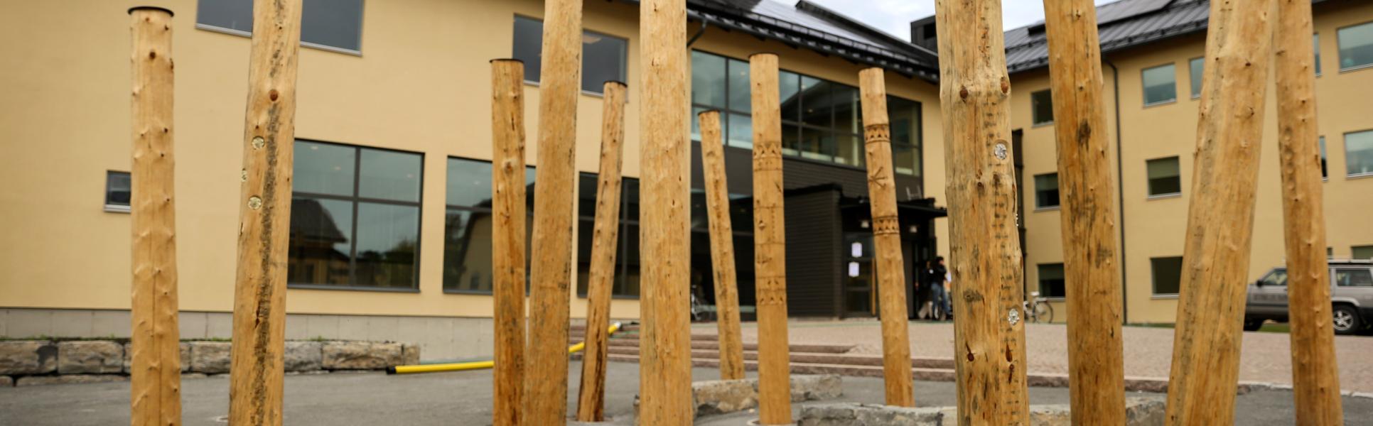 Mattarmuorra - konstverk och exteriör hus O