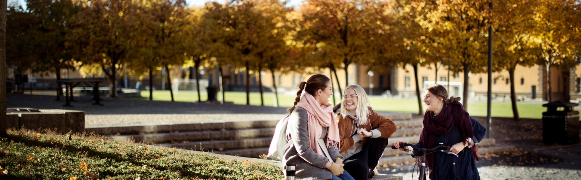 Studenter på campus