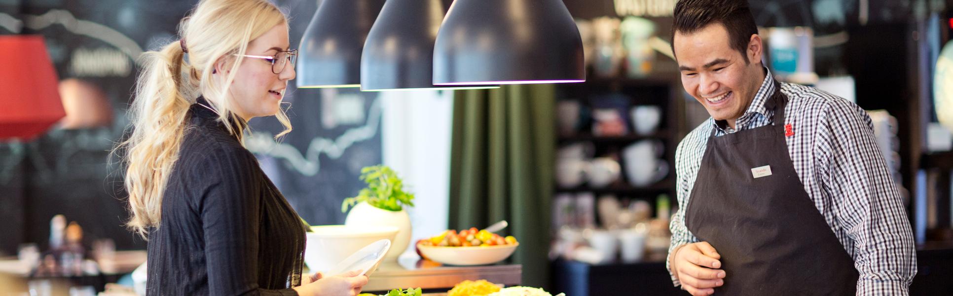 Restaurangpersonal framför en hotellfrukost