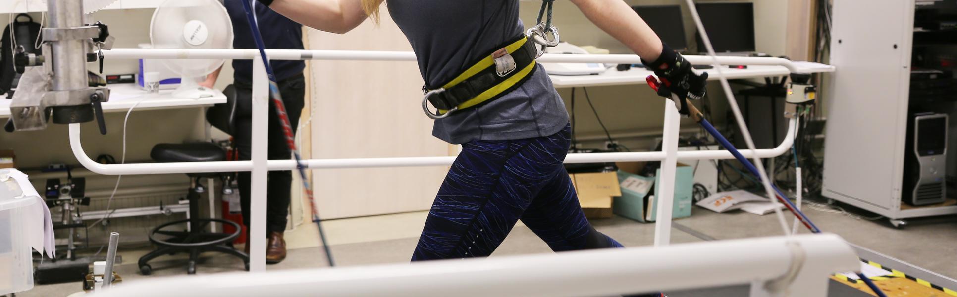VO2max-test med Petra Holmbom, student på Idrottsvetenskapligt program. Testledare Hampus Lindblom