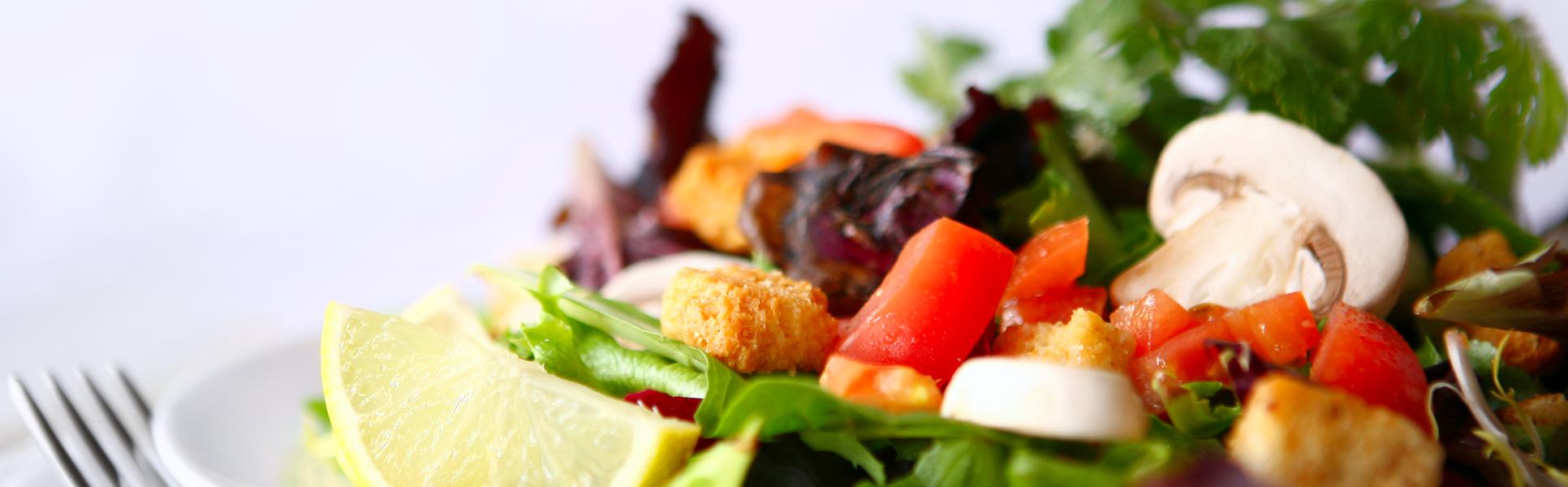 Smaskiga sallad skjuten med högt skärpedjup