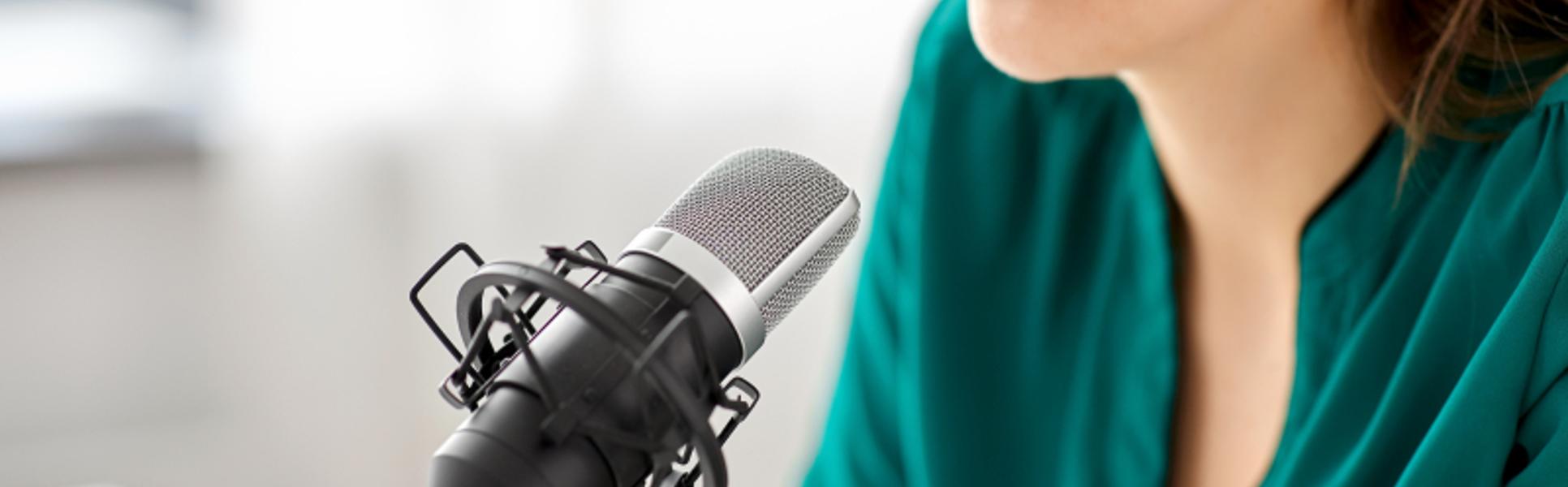 Kvinna vid mikrofon Podcast