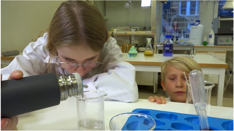 Ebbe och Signe gör experiment med Technichus