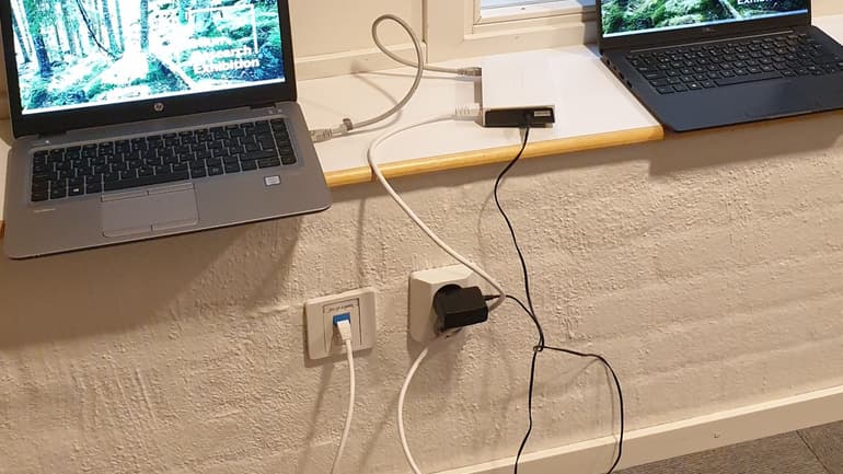 Två datorer utställningsbildspel