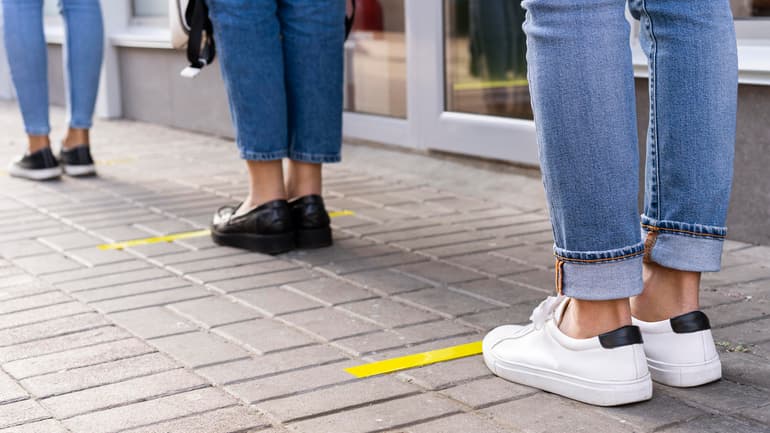 Människor som står i kö med en meters avstånd.