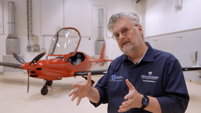 Mikael Bäckström framför flygplan – Green Wing