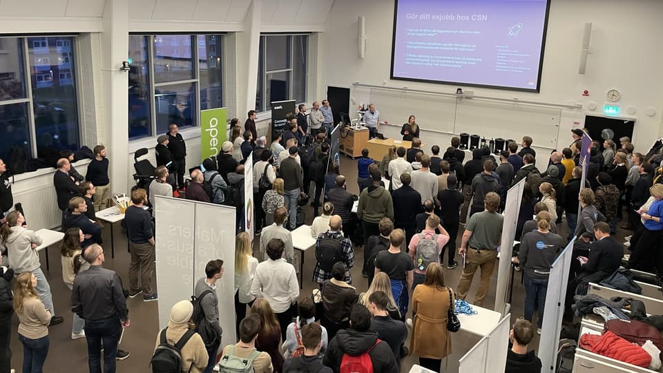 Exjobbsevent med företag och studenter som minglar i sal på Campus Sundsvall