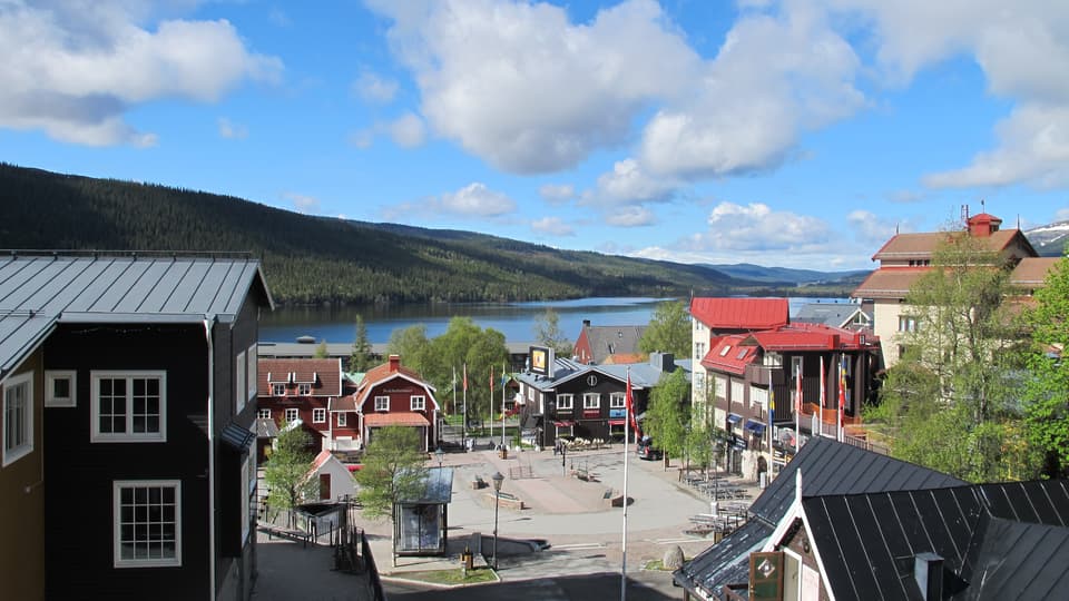 Vy över Åre torg på sommaren.