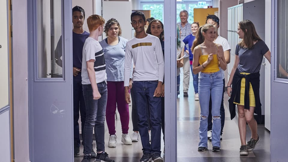 Högstadieelever i skolans korridor