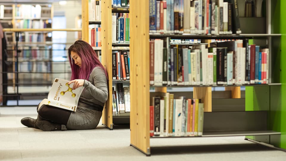 Läsande student