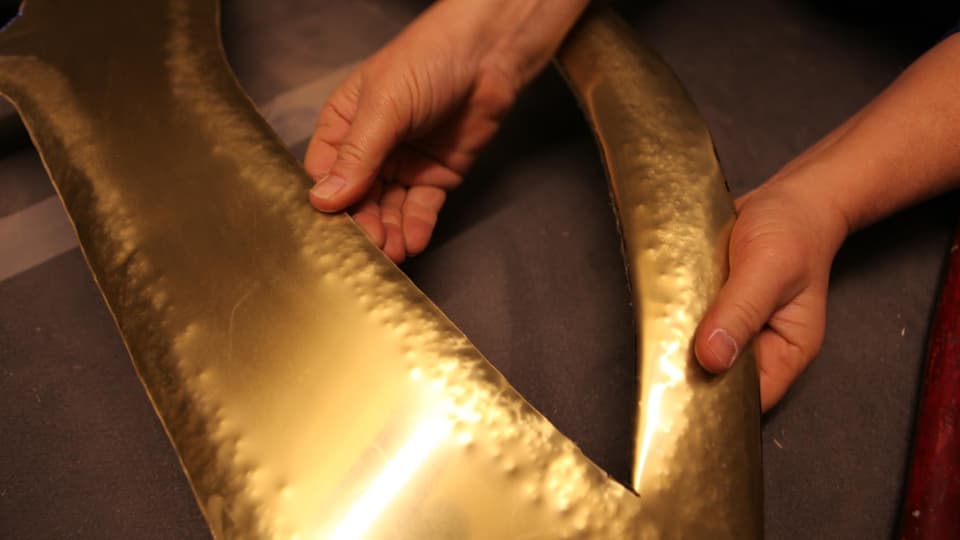 Hand och konstverk i mässing 