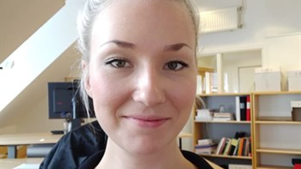 en kvinna med svart tröja