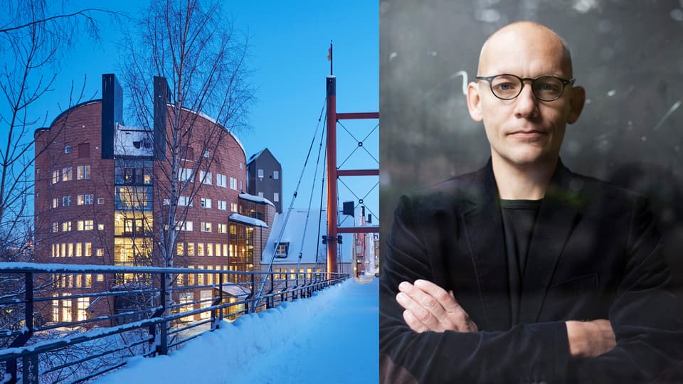 till vänster en rund byggnad i tegel, till höger en skallig man med glasögon och armar korsade över bröstet