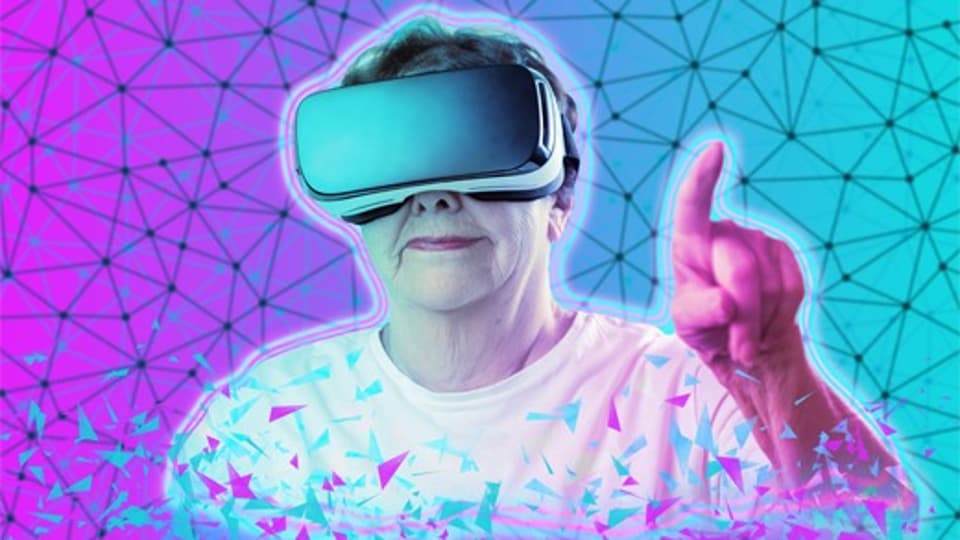 Äldre kvinna med VR-headset pekar ut i luften med teknikinspirerad bakgrund.
