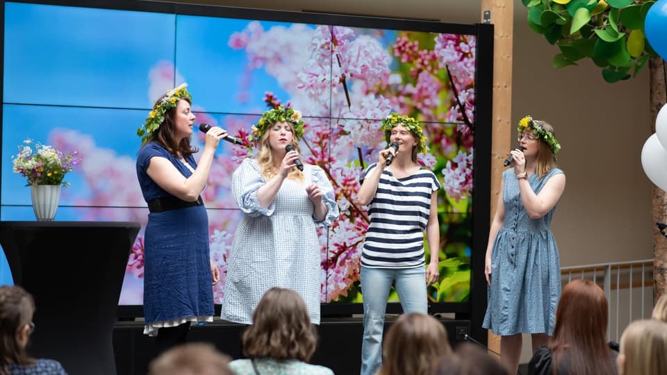 Musikgruppen Yrväder sjunger på scenen. 