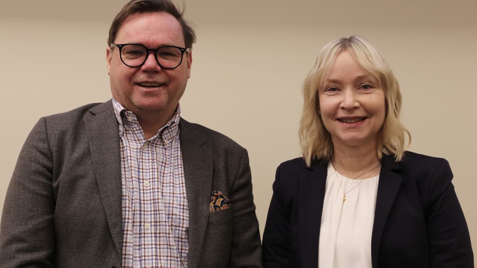 En man och en kvinna ler