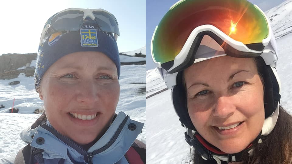 Två kvinnor leende kvinnor i snöig fjällmiljö.