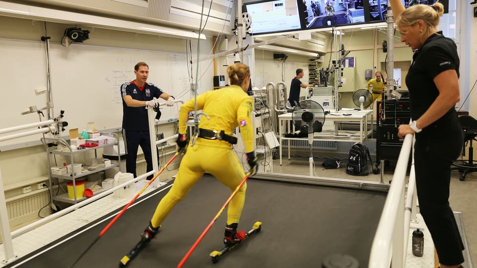 Mona Brorsson på rullbandet hos NVC. Hon ingår i ett test av kompressionskläder.