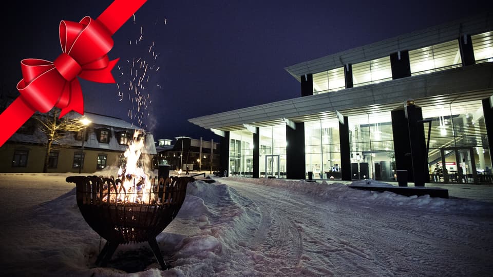 Vinterbild på Campus Östersund med en eldkorg och en julrosett