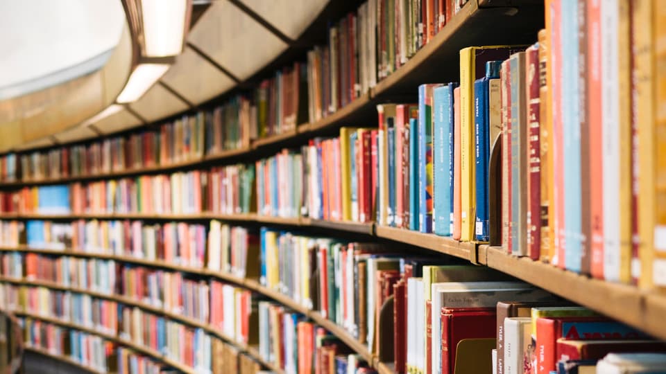 Ett bibliotek fullt med böcker
