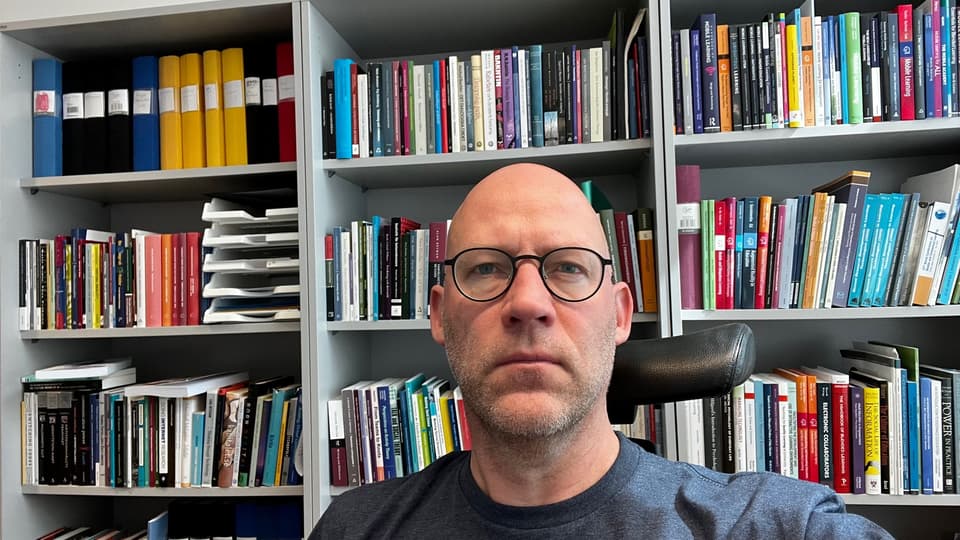 Jimmy Jaldemark in front of a bookshelf