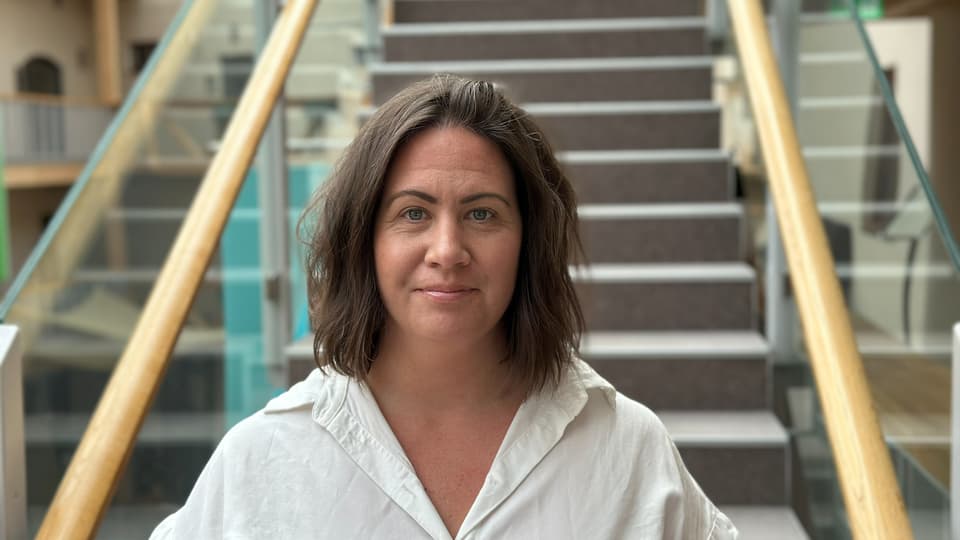 Karin Larsson-Hult framför en trappa i Grönborg
