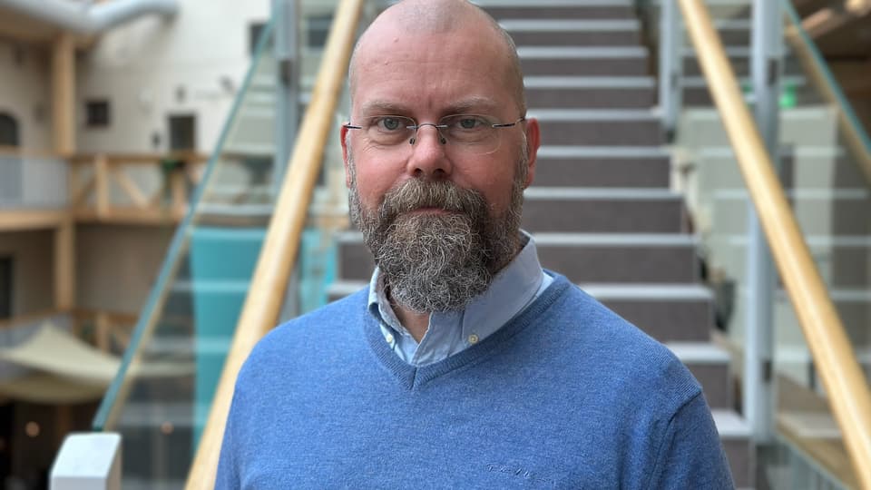 Marcus Sundgren framför en trappa i Grönborg