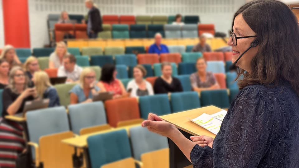 Anna Ekström talar i Fälldinsalen