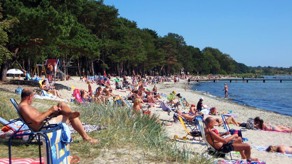 HÄLLEVIKS HAVSBAD PÅ STRANDEN - Semester