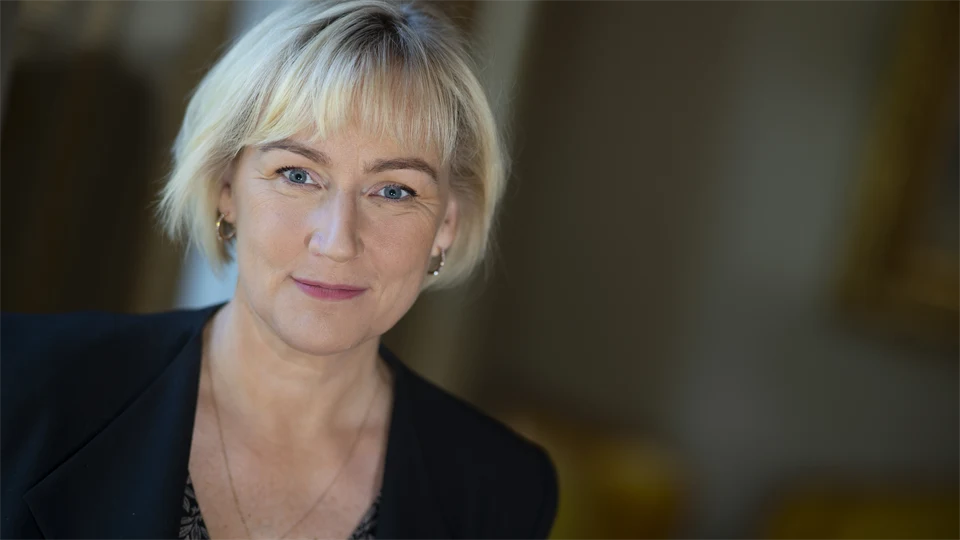 Porträtt av blond kvinna i svart kavaj