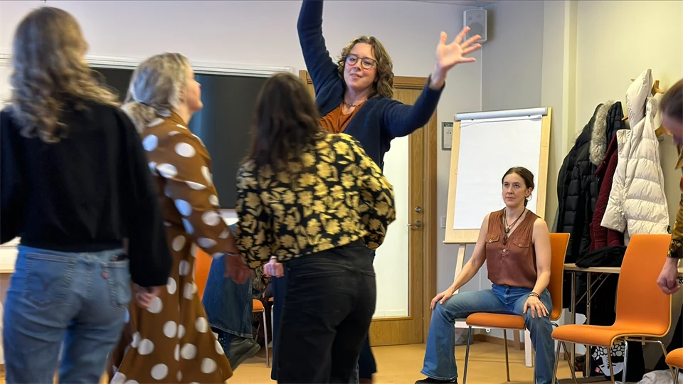 Fyra personer från FGV gör en gestaltningsövning