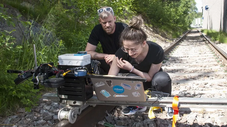 Irida Shallari and Anders Olsson look at measurement results on a computer.